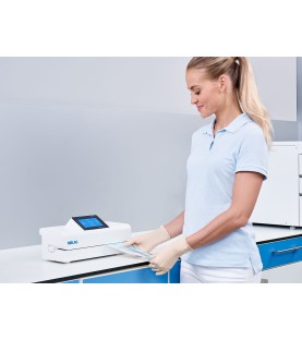 Operator sigilează pungi de sterilizare cu Melaseal 300, sigilator pungi de sterilizare